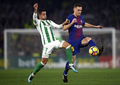 Vermaelen se lleva el bal&oacute;n ante Sergio Le&oacute;n.