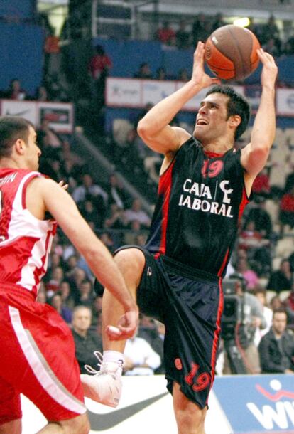 San Emeterio tira a canasta ante Halperin.