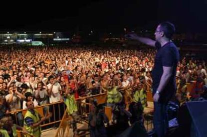 Andreu Buenafuente dirige el micrófono al público durante el concierto de SOS Eivissa, en junio de 2006.