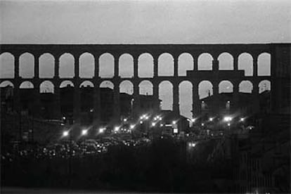 Visión nocturna del acueducto de Segovia.