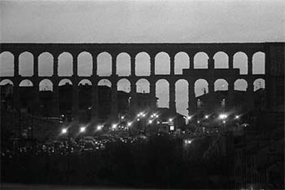 Visión nocturna del acueducto de Segovia.