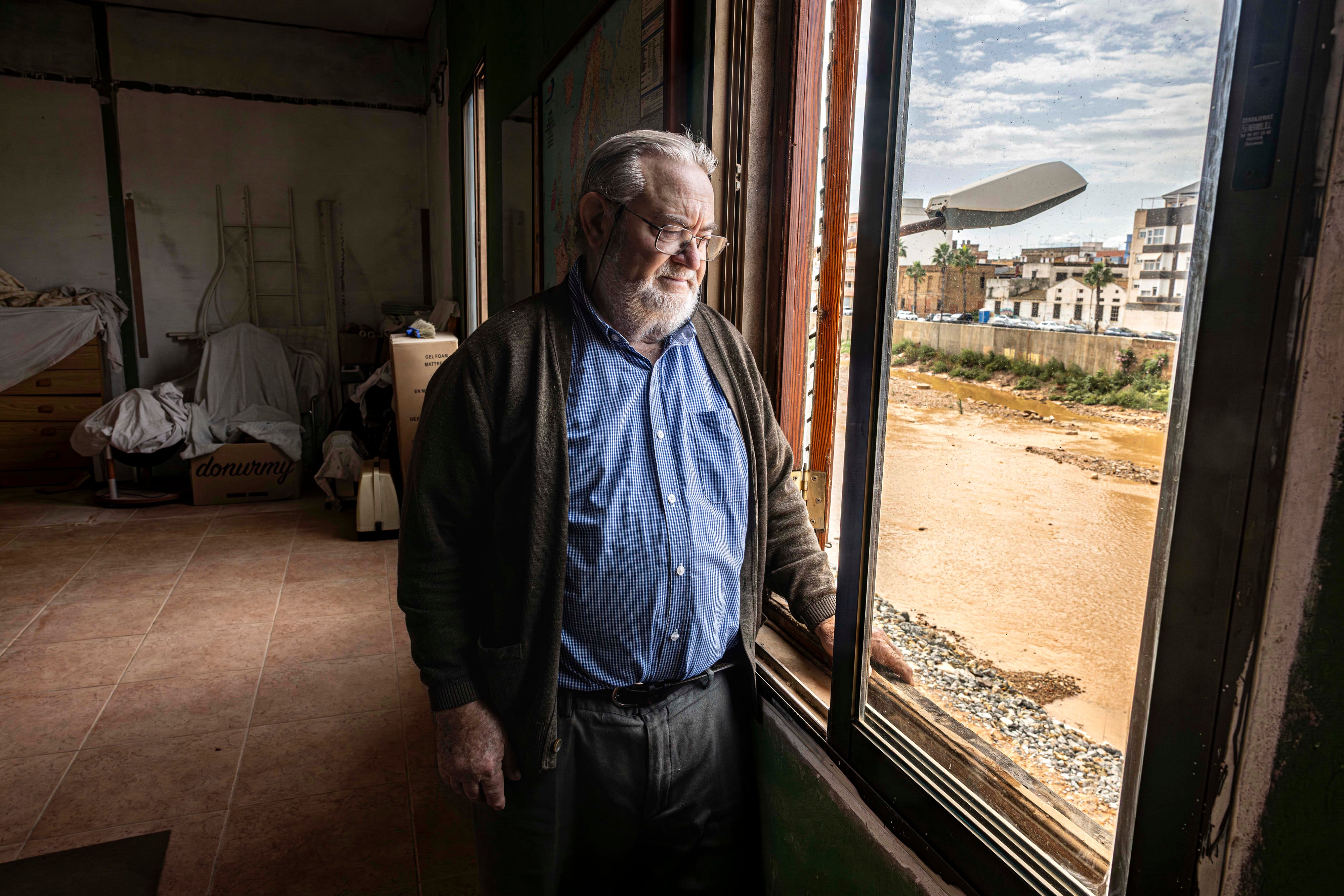 Higinio Murcia en su casa de la calle Camino Malpaso, junto al barranco de Paiporta. 