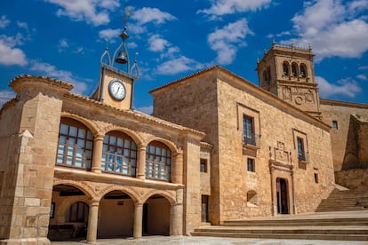 La plaza renacentista de Morón de Almazán. Morón de Almazán cuenta con uno de los mejores y más bellos ejemplos de plaza renacentista de Castilla y León. Un espacio diáfano en cuyo fondo, alineados en ascensión, se pueden ver el edificio del concejo, símbolo del poder civil; un poco más hacia arriba el palacio de los Mendoza, símbolo del poder señorial; en la cúspide, el poder de Dios, representado por la iglesia de Nuestra Señora de la Asunción, con su esbelta torre plateresca del siglo XVI. Completa el conjunto un rollo gótico que originariamente estaba adosado al edificio del concejo y ahora se alza en el centro de la plaza. El palacio es hoy sede del Museo Provincial del Traje Popular, que exhibe vestimentas sorianas ancestrales, desde las más humildes hasta las más ricas, y es muy apreciado por historiadores y amantes de la moda.