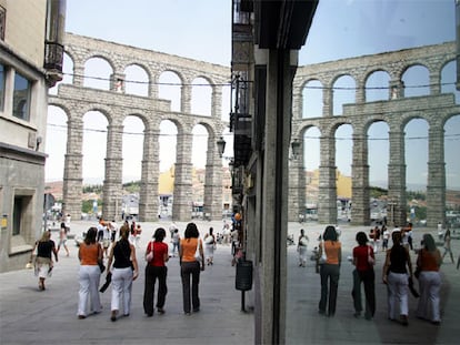 Paseantes por uno de los lugares más interesantes de Segovia: el acueducto romano.
