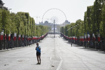 Después de la ceremonia del 71 aniversario de la victoria sobre la Alemania nazi durante la II Guerra Mundial, la avenida de los Campos Elíseos se ha cerrado al tráfico, por lo que los ciudadanos pueden disfrutar de ella sin coches.