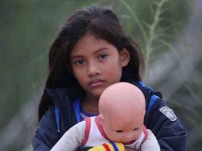 Stefany Marjorie, salvadoreña de ocho años, posa tras cruzar de México a EE UU, el 24 de julio.