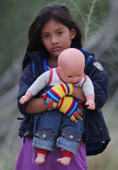 Stefany Marjorie, salvadoreña de ocho años, posa tras cruzar de México a EE UU, el 24 de julio.