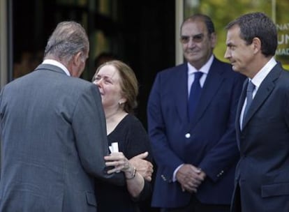 El Rey da el pésame a la viuda de Francisco Ayala en presencia de Zapatero, a la derecha.