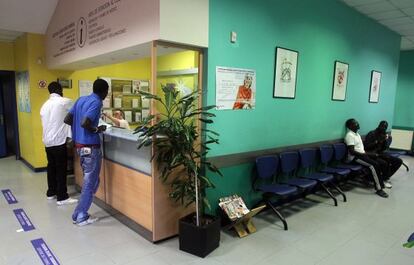 Inmigrantes en un centro de salud de Osakidetza, en Bilbao la Vieja.