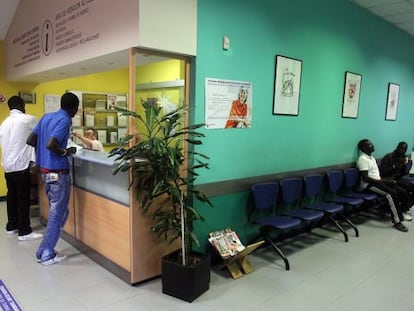 Inmigrantes en un centro de salud de Osakidetza, en Bilbao la Vieja.