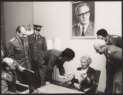 Ursula Kuczynski já aposentada, com funcionários do Ministério de Segurança do Estado da Alemanha Oriental. 