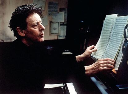 El compositor Philip Glass, al piano.