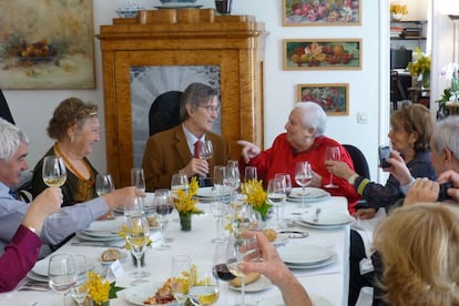 En 2005, la Universidad Autónoma de Barcelona invistió a Carmen Balcells doctora honoris causa. El nombramiento fue decidido por la junta de gobierno de la universidad por "abrumadora mayoría". En la imagen, la autora junto a Luis Izquierdo, catedrático de Literatura Española (centro) y Pasqual Maragall (izquierda), en la fiesta de su 77 cumpleaños.