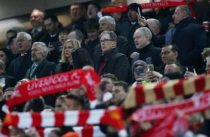 John W. Henry (con gafas), dueño del Liverpool, y su esposa, Linda Pizzuti, en un partido Liverpool-Manchester United.