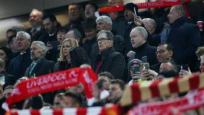 John W. Henry (con gafas), dueño del Liverpool, y su esposa, Linda Pizzuti, en un partido Liverpool-Manchester United.