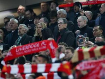 John W. Henry (con gafas), dueño del Liverpool, y su esposa, Linda Pizzuti, en un partido Liverpool-Manchester United.