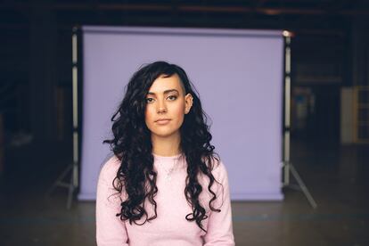 Laura Reboul es activista climática, tiene 24 años y es de Madrid. Está finalizando sus estudios de Ciencias Ambientales en la Universidad Autónoma de Madrid. Lleva colaborando en Greenpeace desde los 18 años, actualmente co-coordina el grupo local de voluntariado en Madrid. Especializada en el área de educación, en divulgación y socialización ambiental. Estudiando un posgrado de Educación Ambiental. Decidiendo aún qué máster va a hacer, todo enfocado en el ecologismo, que es lo que le apasiona.