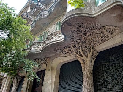 Fachada de la casa Antonia Bur&eacute;s, en Barcelona, obra de Juli Batllevell.