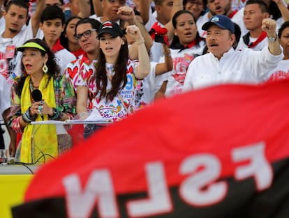 El presidente nicaragüense Daniel Ortega, su esposa, la vicepresidenta Rosario Murillo, y su hija Camila Ortega