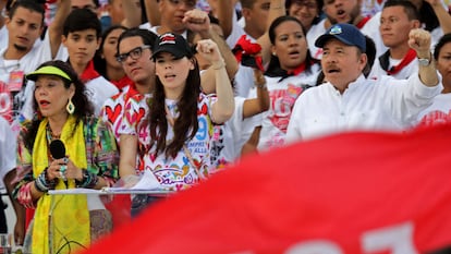 O presidente nicaraguense, Daniel Ortega, sua esposa, a vice-presidenta Rosário Murillo, e sua filha Camila Ortega, assistem em julho de 2019 à comemoração dos 40 anos da Revolução Sandinista.