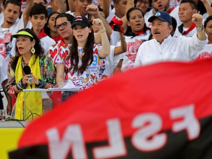 O presidente nicaraguense, Daniel Ortega, sua esposa, a vice-presidenta Rosário Murillo, e sua filha Camila Ortega, assistem em julho de 2019 à comemoração dos 40 anos da Revolução Sandinista.