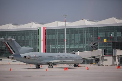 Los trabajadores supervisan la colocación de los puentes que unen la terminal con las aeronaves. En la imagen, un avión militar está estacionado en la terminal 1 del futuro aeropuerto para hacer las pruebas.