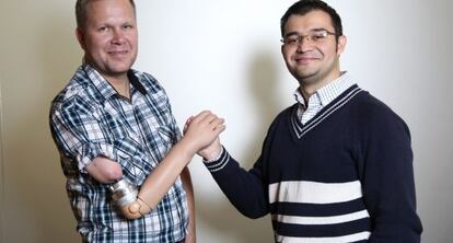 Magnus Niska y Max Ortiz, paciente e ingeniero del brazo bi&oacute;nico. 