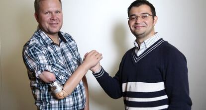 Magnus Niska y Max Ortiz, paciente e ingeniero del brazo biónico.