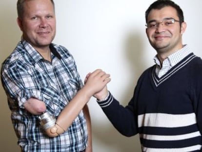 Magnus Niska y Max Ortiz, paciente e ingeniero del brazo bi&oacute;nico. 