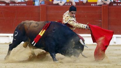 El diestro Miguel &Aacute;ngel Perera, este domingo, da un pase a su primer astado en la corrida de la Feria Taurina de Hogueras de Alicante. 