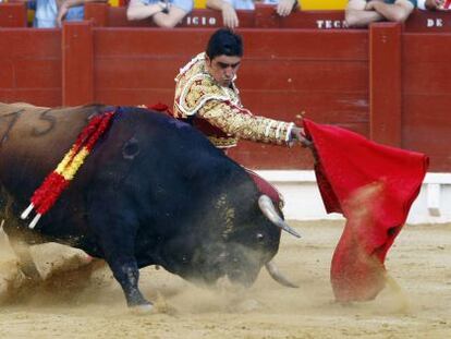 El diestro Miguel &Aacute;ngel Perera, este domingo, da un pase a su primer astado en la corrida de la Feria Taurina de Hogueras de Alicante. 