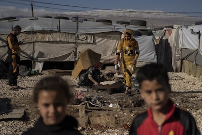 Las mujeres son las que se encargan de los cuidados de la familia y el hogar. En la imagen, dos de ellas preparan la comida en el exterior de las viviendas en el asentamiento informal Faour 027 en el Valle de la Bekaa ubicado al este de Beirut.