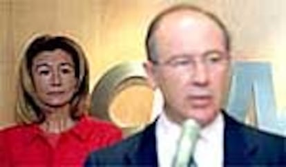 Rodrigo Rato, ministro de Economía, en la toma de posesión del nuevo presidente de la CNMV. Detrás, Pilar Valiente, que cesó por el escándalo Gescartera