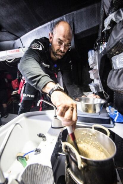 Xabi Fern&aacute;ndez cocina a bordo del Team Mapfre.