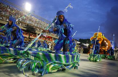 Miembros de la escuela de samba Beija-Flor actúan durante el desfile de carnaval en el sambódromo de Río de Janeiro (Brasil).