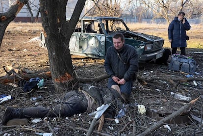 Un hombre llora junto al cadáver de un fallecido en el ataque ruso en Kharkiv.