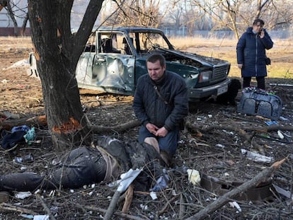 Un hombre llora junto al cadáver de un fallecido en el ataque ruso en Kharkiv.