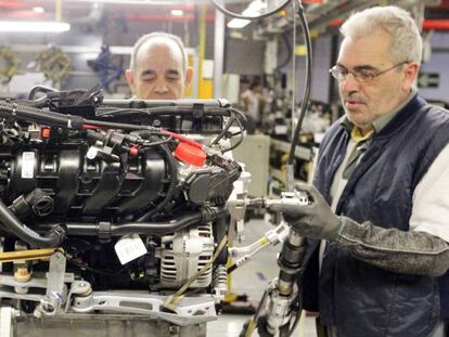 La producción de coches recupera aliento y suaviza su caída en mayo al 68%