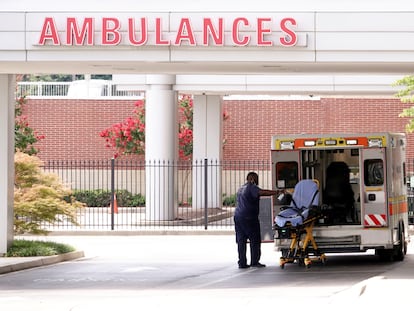 El conductor de una ambulancia desinfecta la camilla tras el traslado de un enfermo de covid a un hospital de Memphis (Tennessee), este viernes.