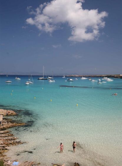 Cala Saona, playa en el litoral de poniente de la isla balear de Formentera.