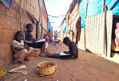 Un grupo de niños en una calle de Uagadugú, el miércoles.