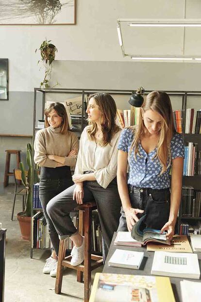 Reunidas en la librería Mecànic de Barcelona, de izda. a dcha., Laura Ferrero, Llucia Ramis e Irene Solà.