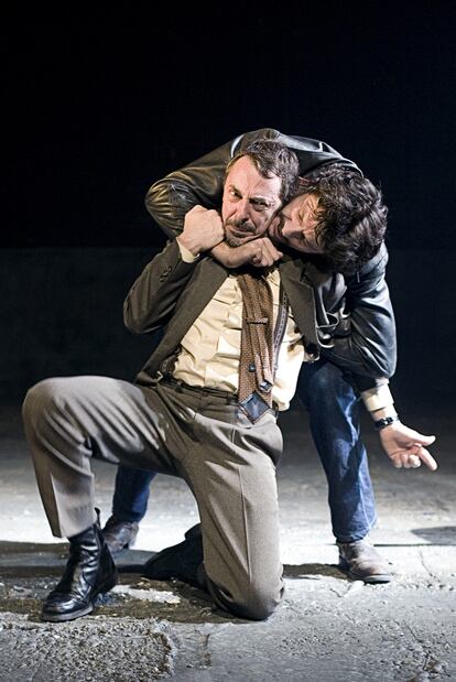 Pere Ponce (izquierda) y Joel Joan, en una escena de <i>Pluja constant,</i> de Keith Huff, dirigida por Pau Mir.