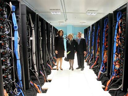 Amparo Moraleda, de IBM (izquierda), la ministra de Educación y Ciencia, María Jesús San Segundo, y Mateo Valero, director del CNS, junto a <i>Mare Nostrum.</i>
