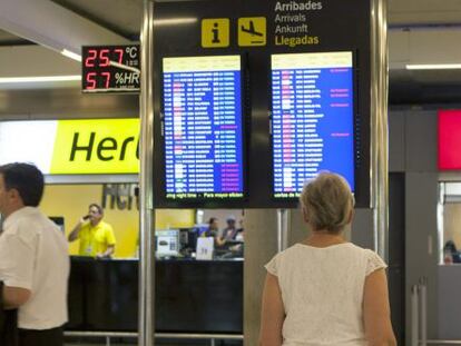 Una persona comprueba el estado de un vuelo en una pantalla del aeropuerto de Palma de Mallorca, en una jornada de huelga de controladores a&eacute;reos.