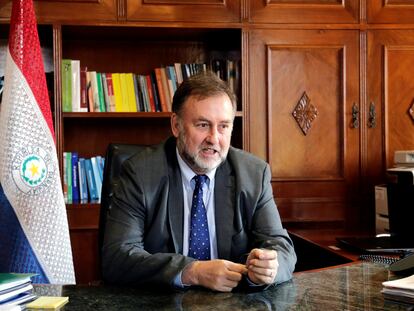El Ministro de Hacienda de Paraguay, Benigno López Benitez habla con Reuters el 15 de julio de 2019 en Asunción.