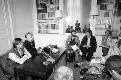 Romain Gary exmarido de Jean Seberg, y Alexandre Diego Gary, el hijo de la pareja, dan una rueda de prensa en París el 10 de septiembre de 1979 tras la muerte de Seberg.