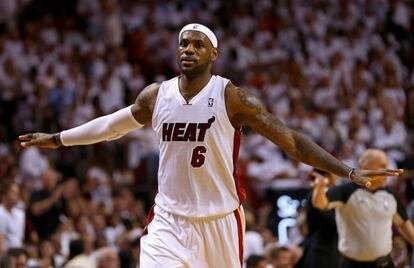 LeBron celebra una canasta contra los Nets.