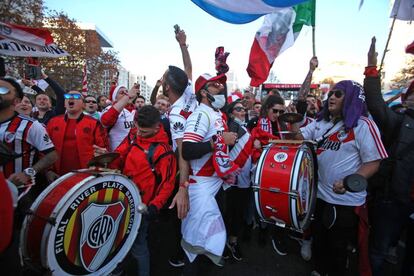 Aficionados de River Plate horas antes del inicio de la final de la Copa Libertadores este domingo, en Madrid. 