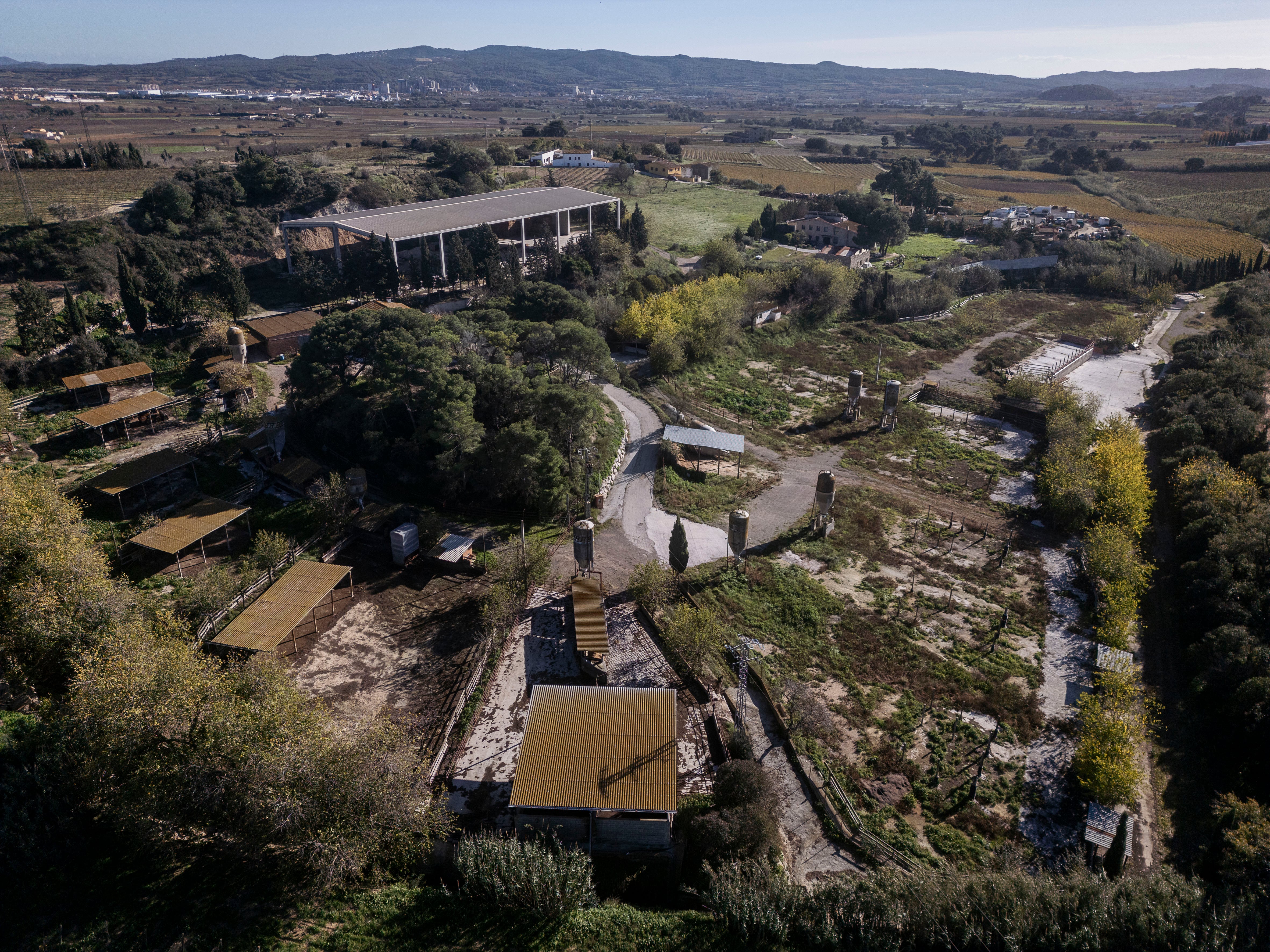 El conflicto de unos vecinos con un estercolero ilegal del Penedès acaba en juicio